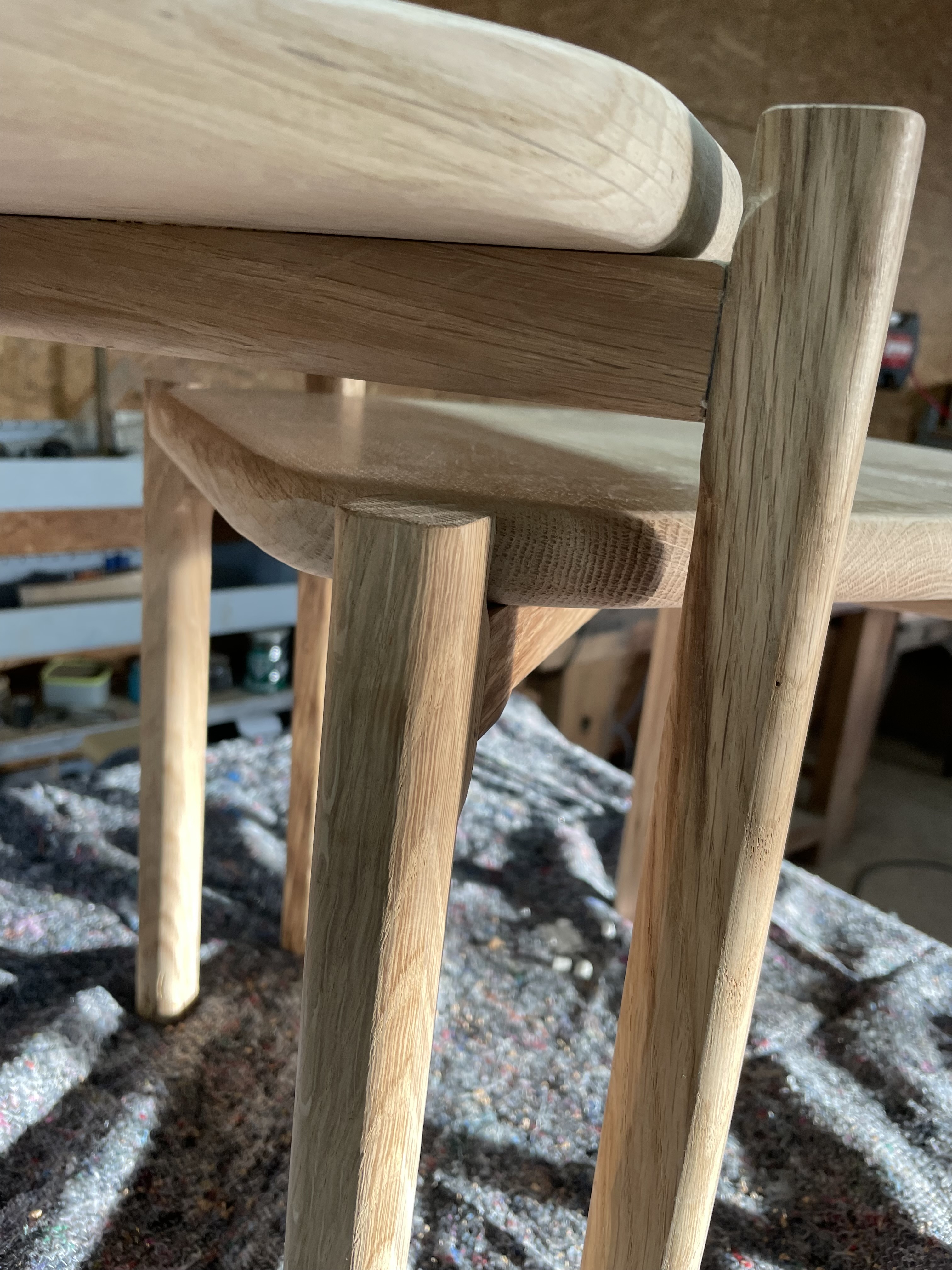 Artisan menuisier au travail